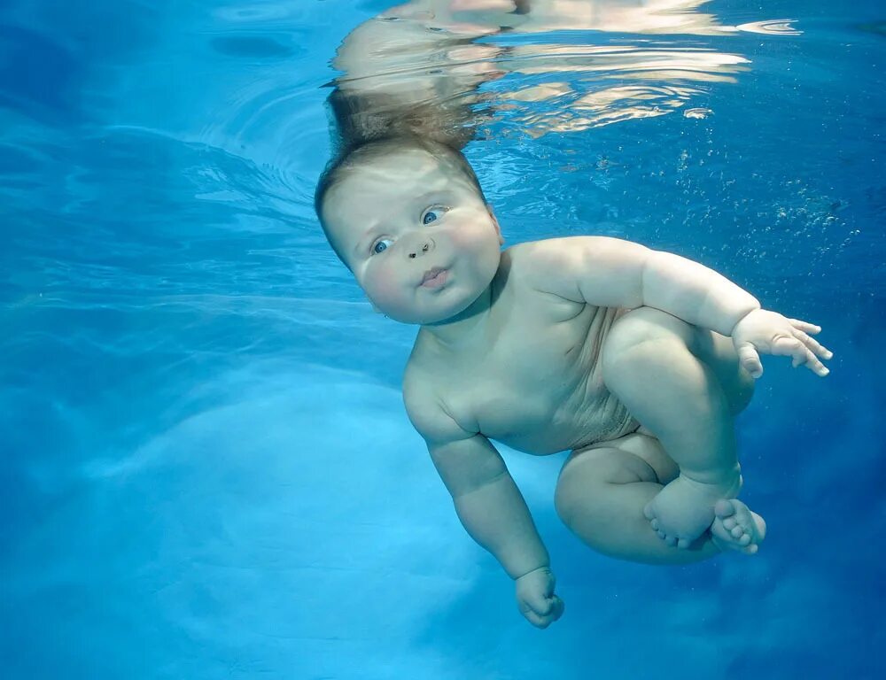 Дети плавают в воде. Младенец в бассейне. Маленький ребенок плавает. Младенец под водой. Дети воды.