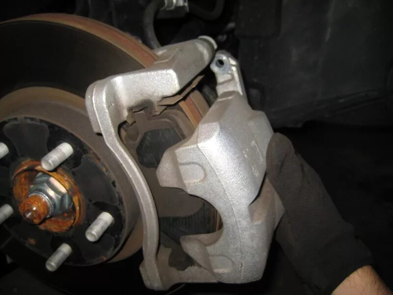 Замена колодок сх 5. Mazda CX 5 тормозной суппорт. Mazda CX-5 (Front) Brake Pads. Мазда сх7 направляющие колодок. Покраска суппортов Мазда сх5.