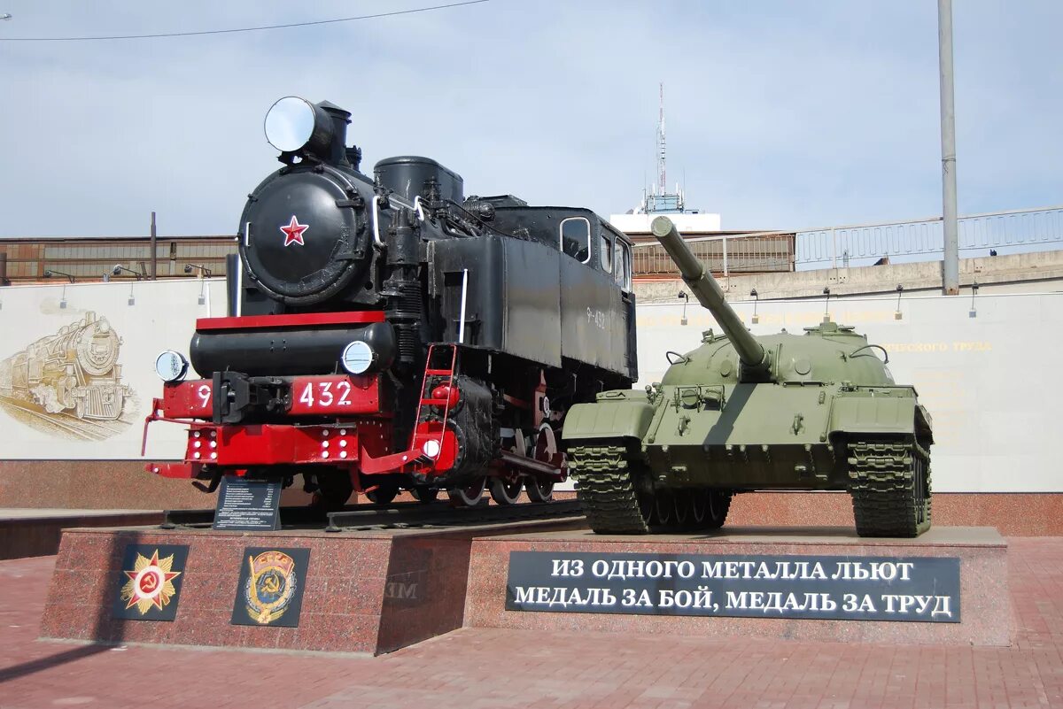 Где 9п 2. Памятник танк паровоз 9п Челябинск. Памятник танк паровоз 9п Дубна. Маневровый паровоз 9п. Маневровый танк паровоз 9п.