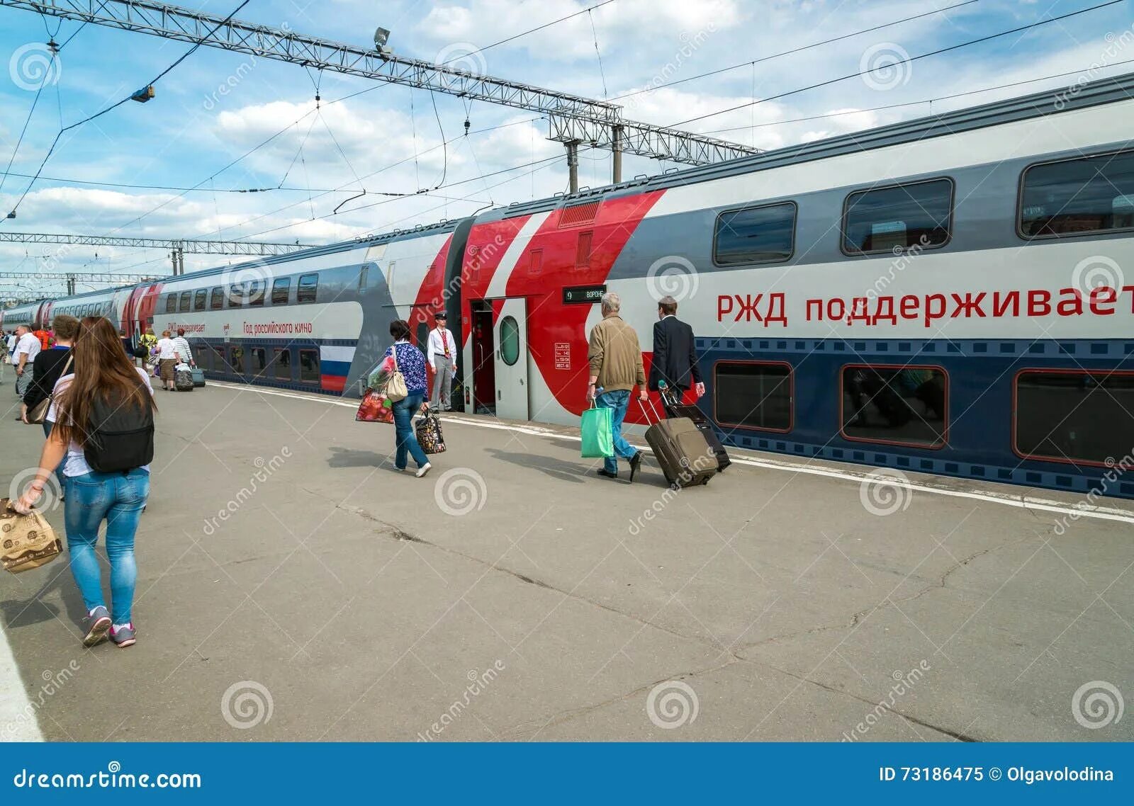 Поезд москва воронеж казанский вокзал. Казанский вокзал москва воронеж. Казань вокзал перрон. Казанский вокзал москва перрон. Двухэтажный поезд воронеж москва.