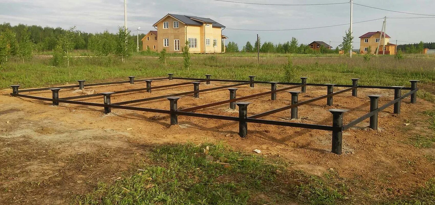 Фундамент сваи установка. Свайно ригельный фундамент. Фундамент сваи установка. Фундамент сваи установка. Фундамент свайно винтовой 6х5.