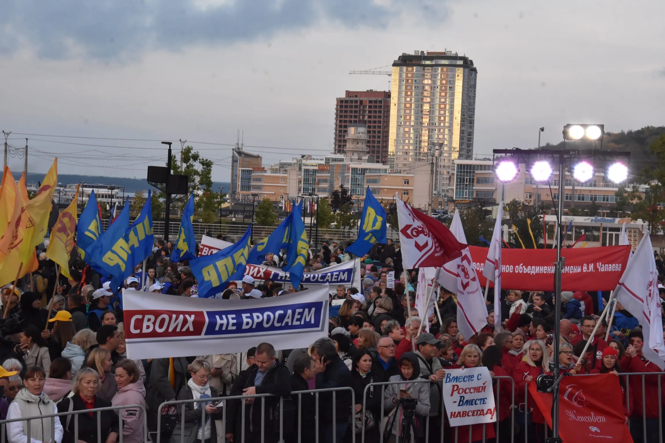 Митинг концерт на 9 мая. Концерт своих не бросаем Москва. Своих не бросаем 2022 митинг-концерт. Митинг концерт 2022. Митинг концерт на красной площади.