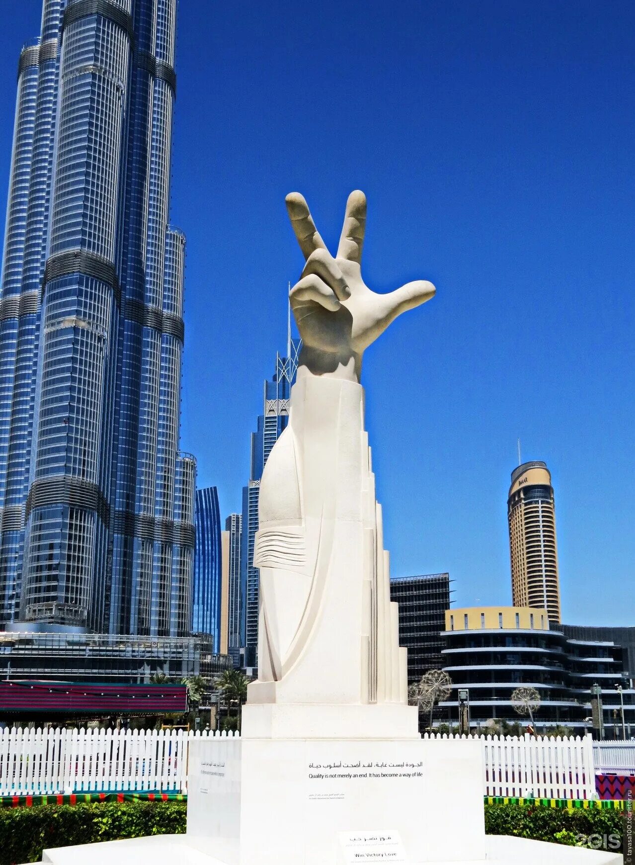 Статуя стран. Памятники ОАЭ. Монументы Дубая. Скульптуры в Дубае. Скульптура руки в Дубае.