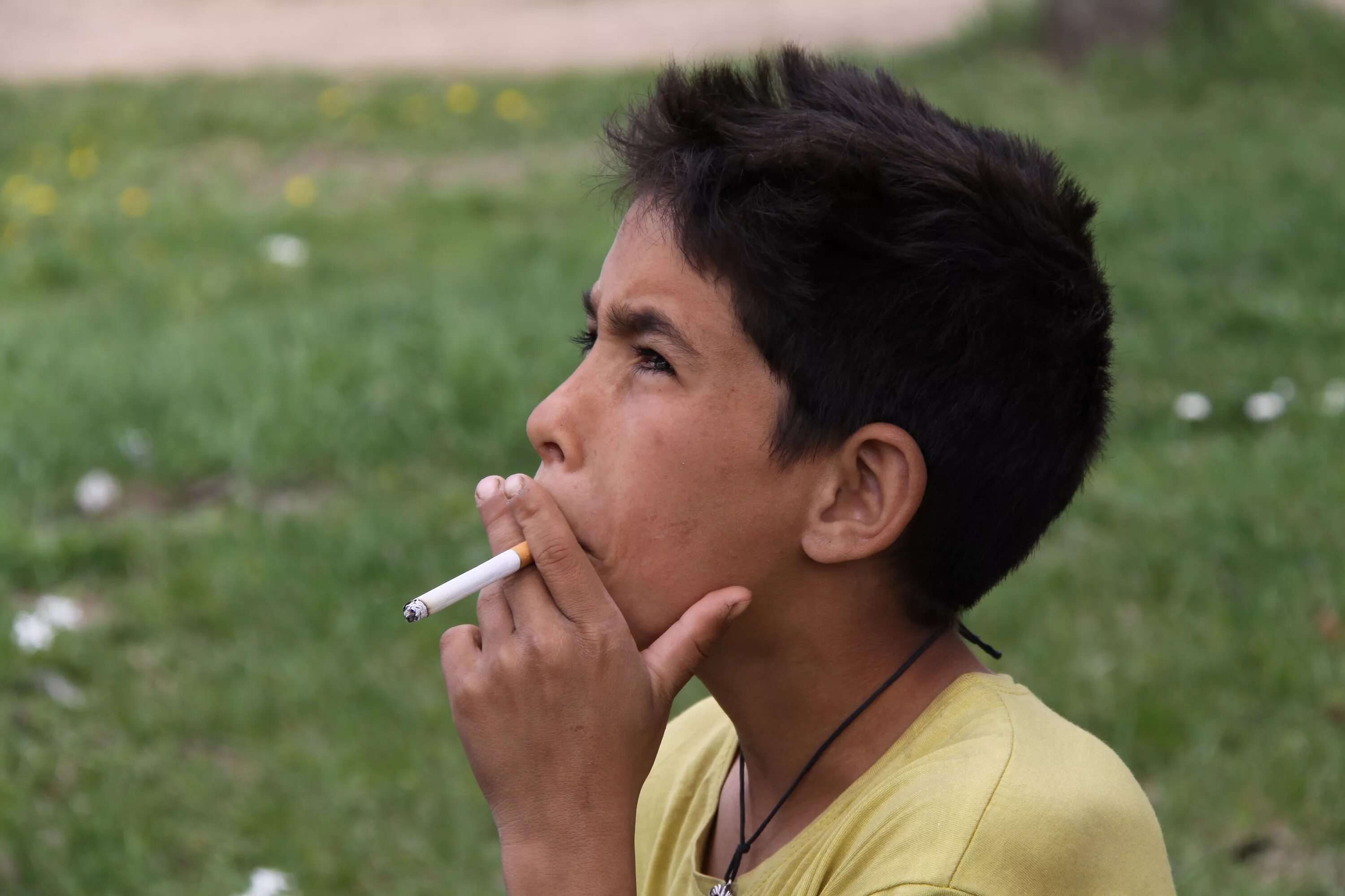 Курил в 14 лет. Курение подростков. Курящий подросток. Подросток с сигаретой. Мальчик с сигаретой.