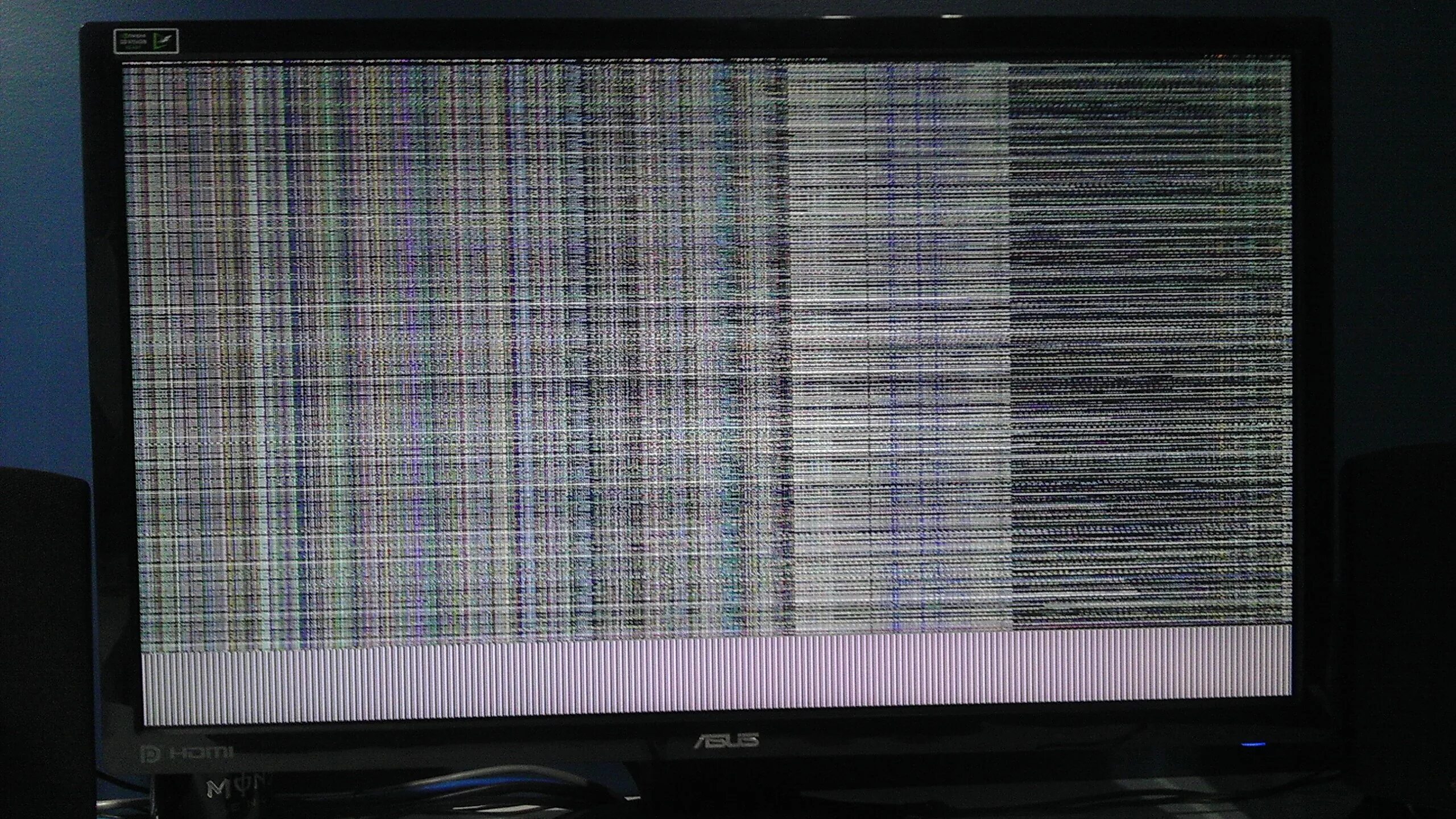 Зависает изображение телевизоре. Артефакты на мониторе. Полосы на мониторе. Видеокарта артефакты на экране. Артефакты на мониторе видеокарта.