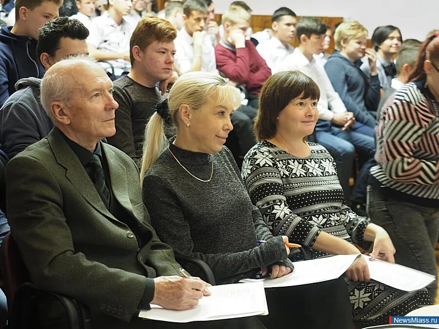 Миасс мимк сайт. Мимк миасс. актовый зал в машиностроительном колледже. директор миасского машиностроительного колледжа.