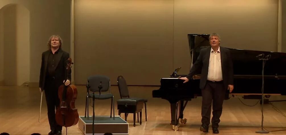 Александр синчук пианист. Исполнение сонаты. Сонату исполняют. Контрабас флейта. Скрябин александр николаевич за фортепиано.