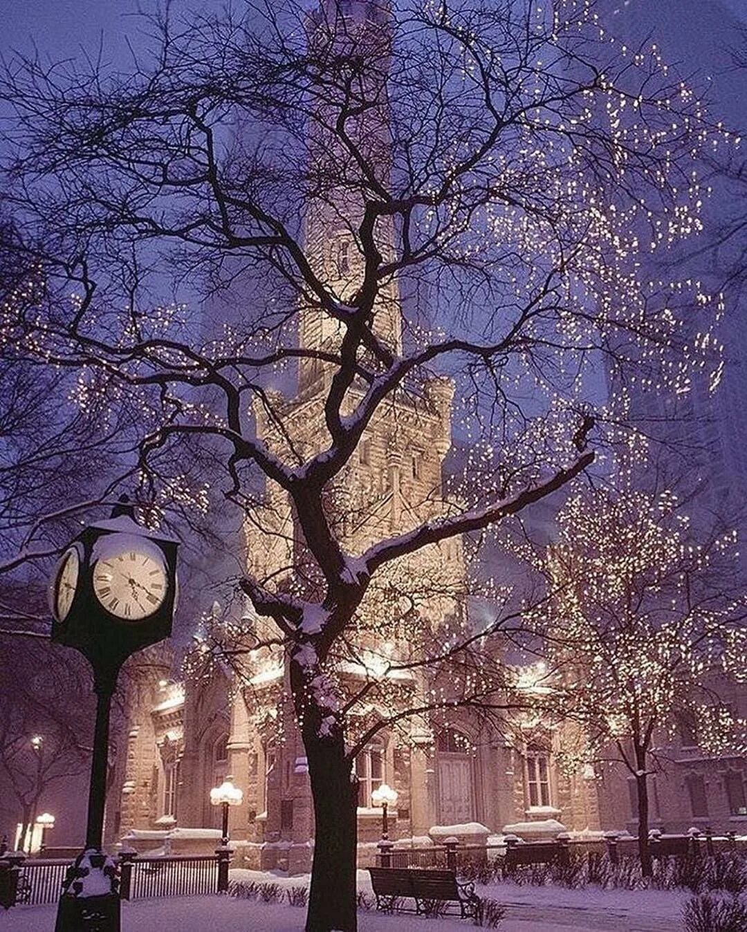 Вечер декабрь. Зимний город. Ночной зимний город. Красивая зима в городе. Новогодний город.