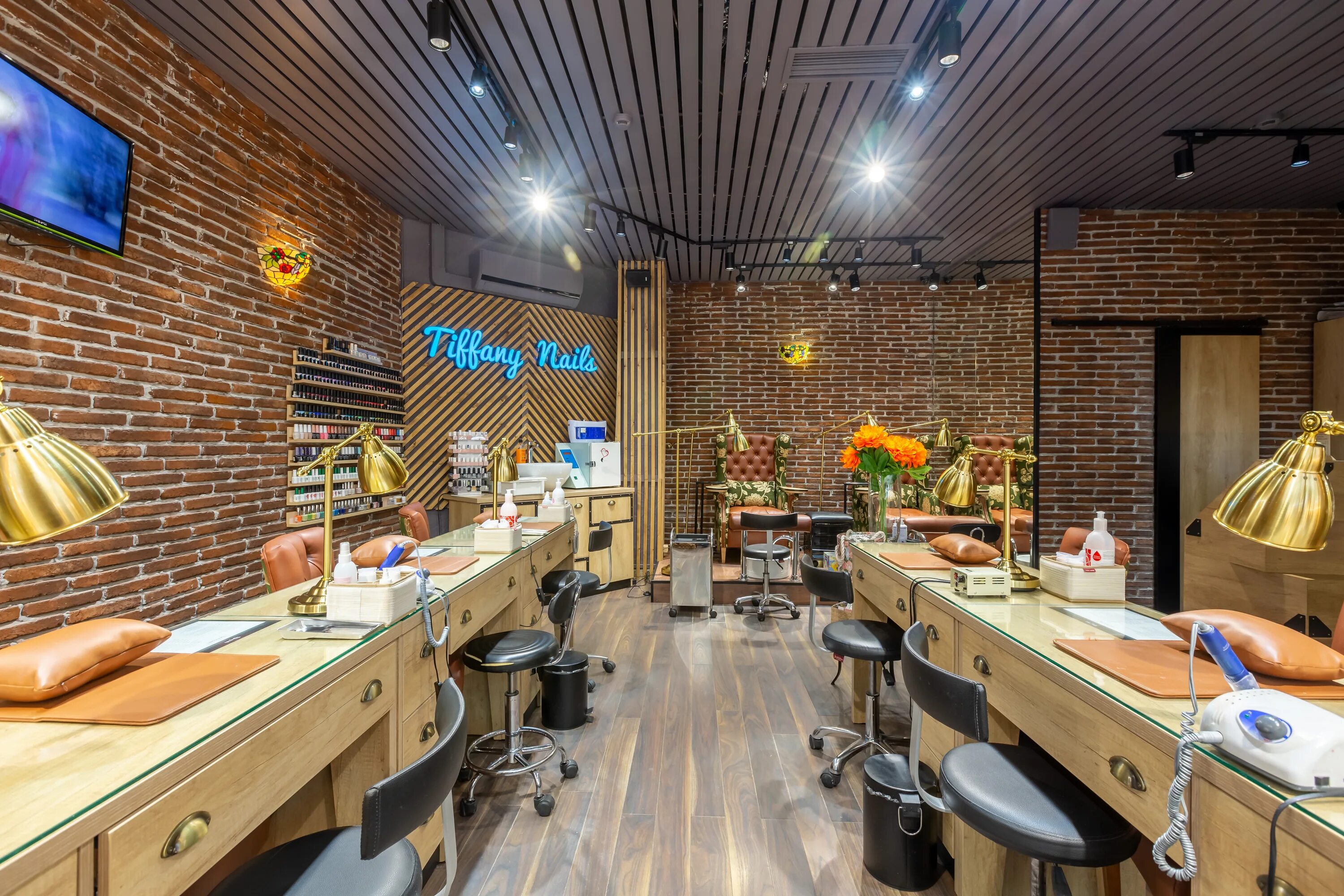 Tiffany Nails на ул. Ленинский проспект студии маникюра и педикюра Tiffany Nails