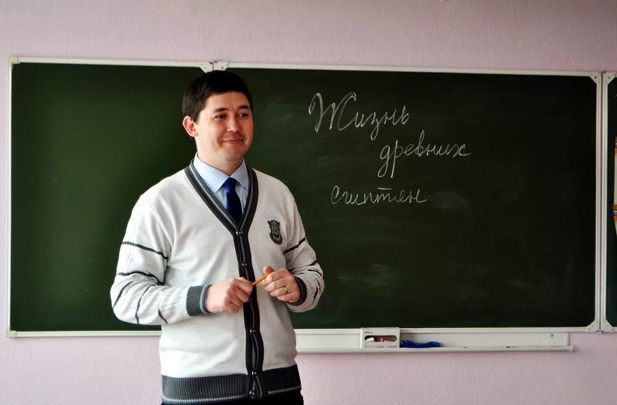 Taller teacher. Учитель мужчина. Учитель истории мужчина. Школьный учитель мужчина. Мужчина преподаватель в школе.