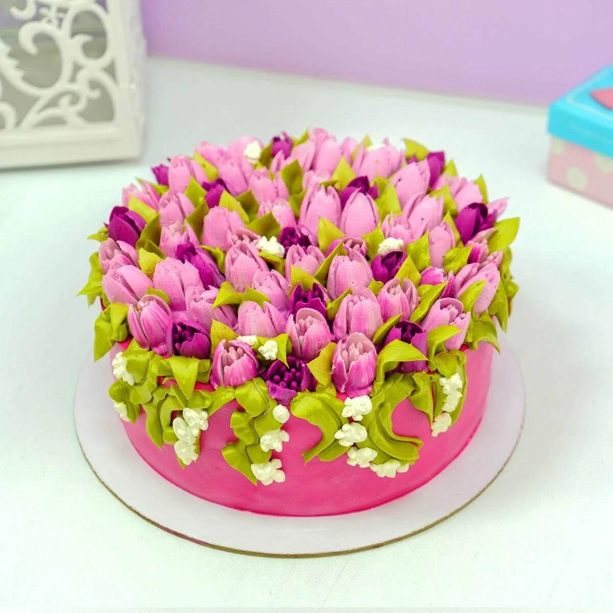 Торт с кремовыми тюльпанами. Торт с тюльпанами из крема. Торт корзина с тюльпанами. Тюльпаны из крема на торт. Торт корзина с тюльпанами.