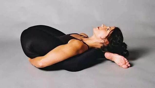 Девушка завернутая в полотенце ноги. Тори белл soles. Женщины завёрнутые в полотенце. Женщины с ног до головы. Легинсы bona fide bona.