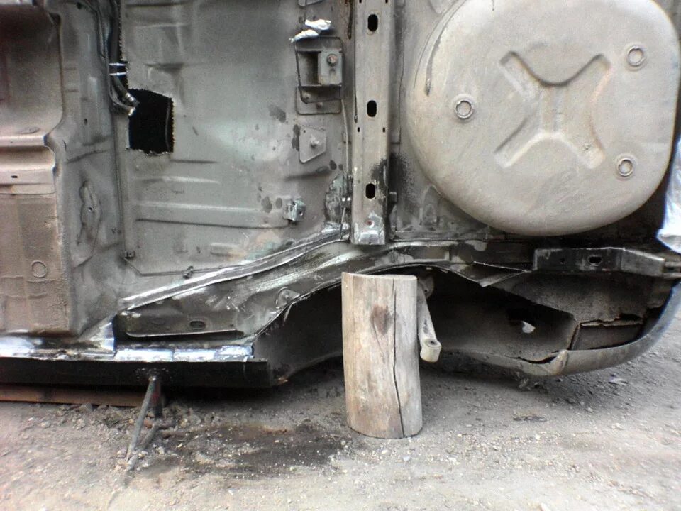 Задний лонжерон рав 4 1996. Задний лонжерон форд. Ford focus 2 задний лонжерон. Лонжерон задний форд. Задние лонжероны форд фокус 2 седан.