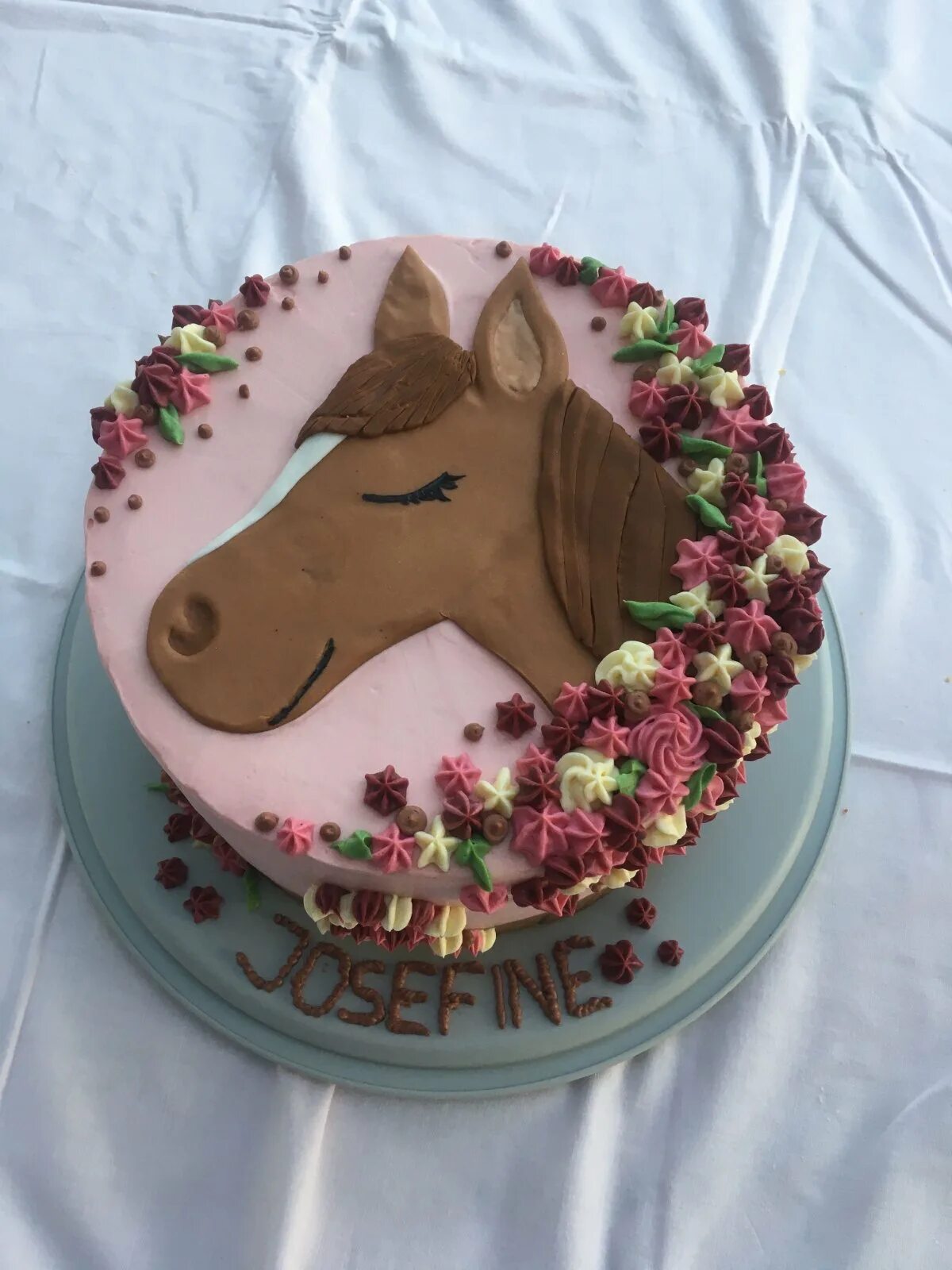 Торт лошадка. Тортики с лошадками. Тортик с лошадкой для девочки. Торт с лошадью для девочки. Декор торта с лошадью.