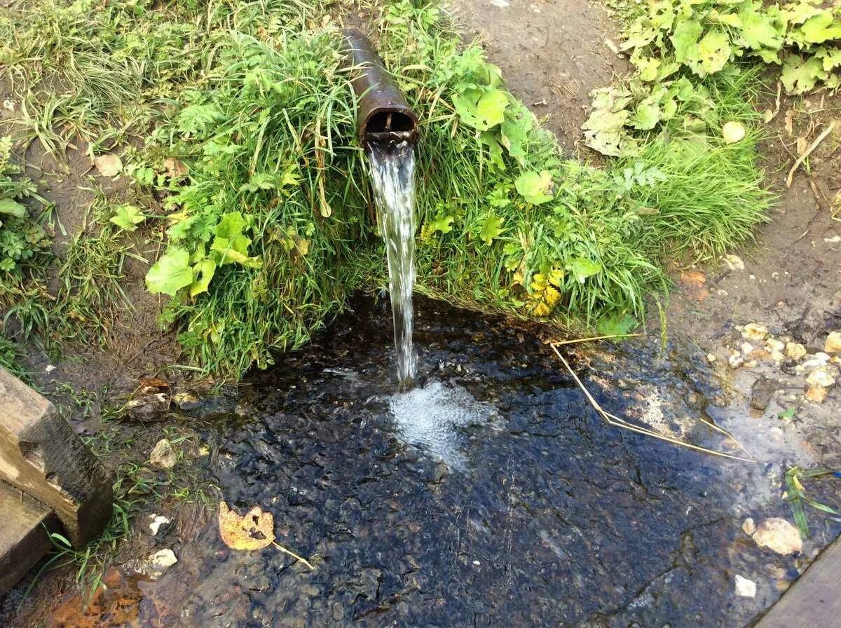 Родниковая вода вода родника. Родник "монастырский Колодезь". Родник «монастырский колодец», Святой источник (венёв). Родниковая вода. Родник ключ источник.