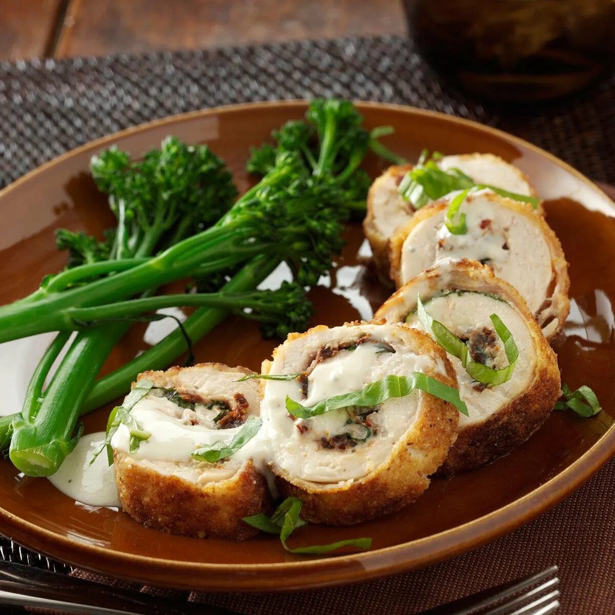Куриные рулетики с сыром и зеленью. Куриные рулетики. куриный рулет с сыром. рулетики фаршированные.