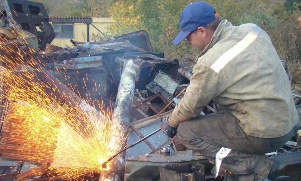 Газорезчик профессия. Авито вакансии газорезчика. Авито вакансии газорезчика. Резка газом. Резчик металла на заводе.