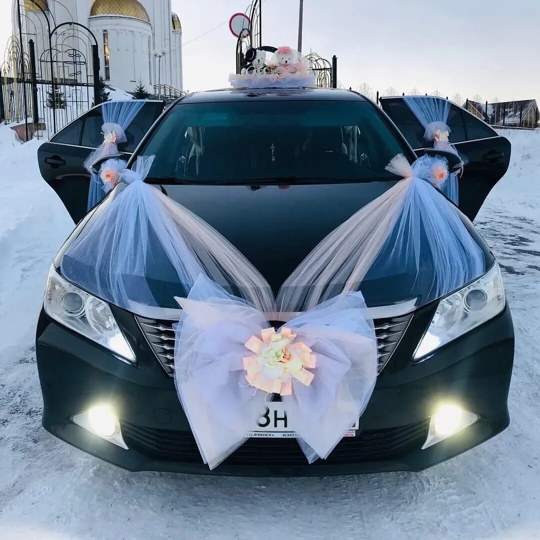 Авито свадебные машины. Камри 50 свадебная. украшение на авто. украшение машины на свадьбу. украшение малин на свадьбу.
