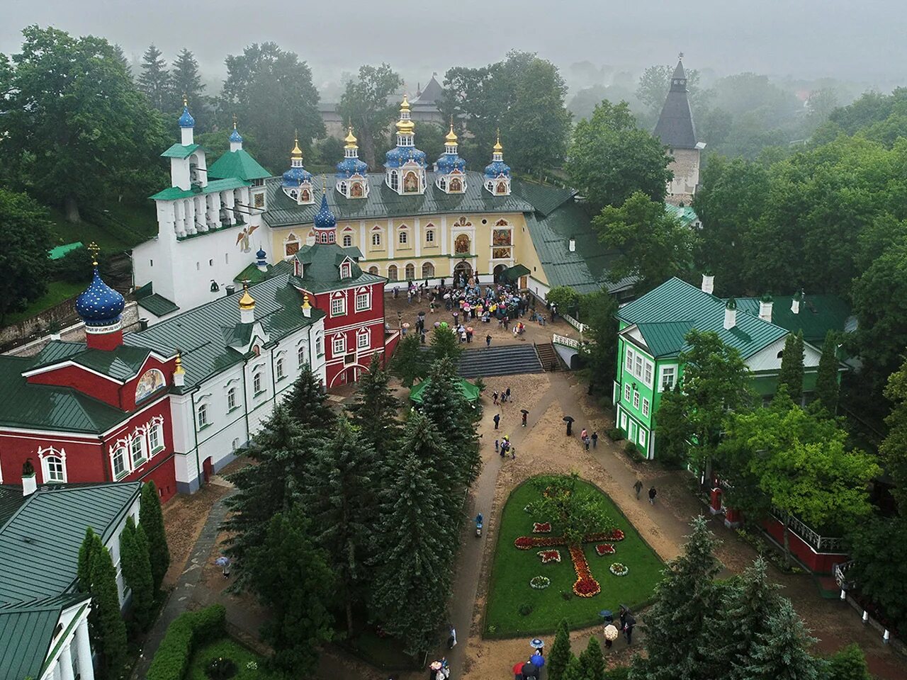 псково-печерский монастырь окрестности. псково-печерский монастырь. печоры псковская область центр. печоры псковская область. достопримечательности города печоры псковской области.