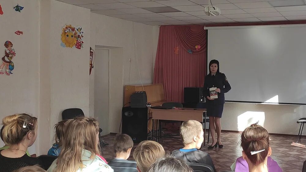 Фото детского социального центра города горловки в контакте. Горловка армен детский дом. Детский центр горловка. Фото детский социальный центр горловка. Дети в городе.