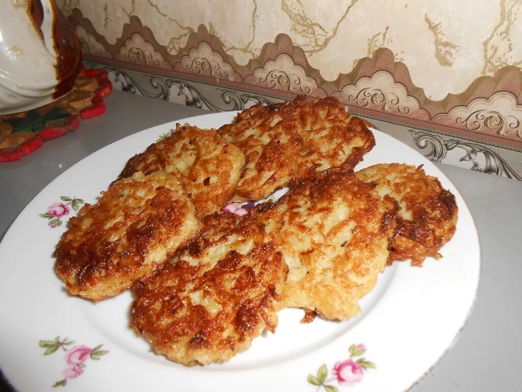 Котлеты с манной крупой. Капустные котлеты. Капустные котлеты с манкой. Капустные котлетки с манкой. Котлеты из капусты белокочанной с манкой.