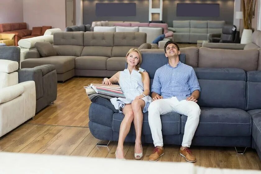 Продавец мебели. Человек выбирает диван. Продавец мебели. Менеджер в мебельный салон. Uniquely мебель.