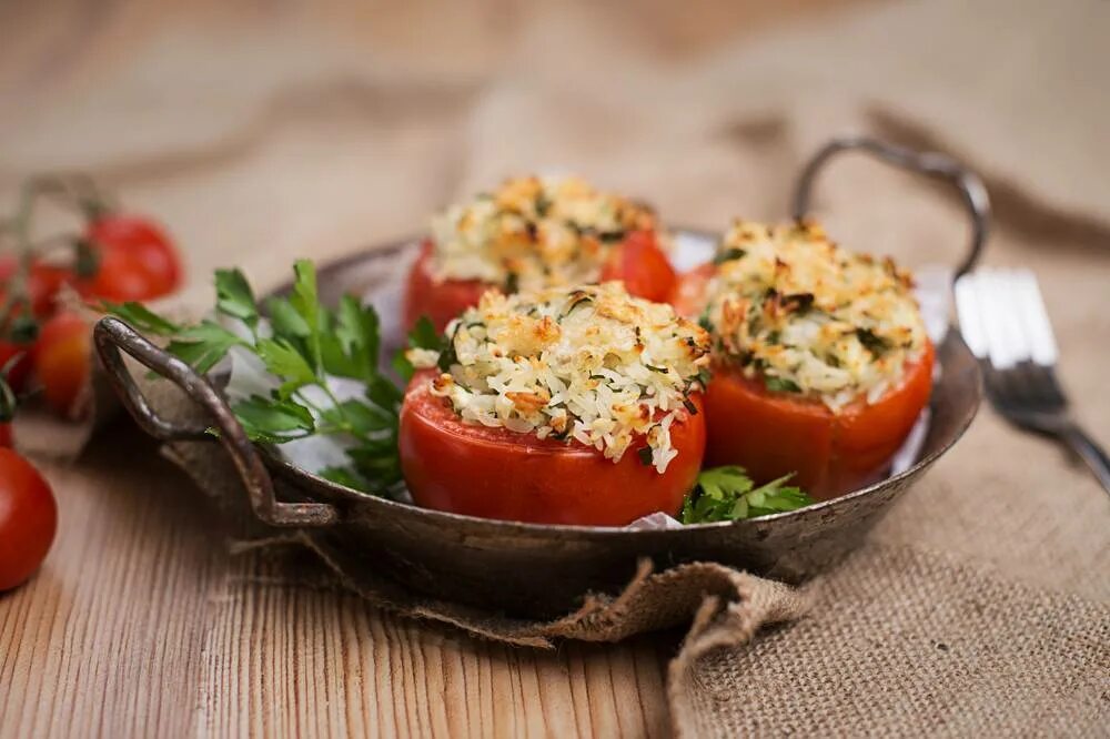 Запеченные помидоры с сыром и овощами. Помидоры фаршированные грибами. помидоры фаршированные овощами. помидоры фаршированные грибным салатом. томаты фаршированные грибами.