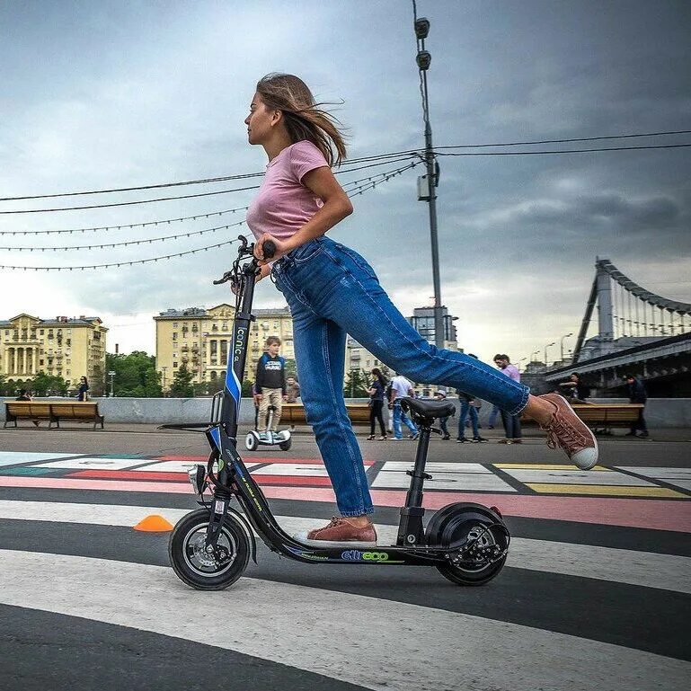 Когда вернут самокаты в москве. Девушка катается на самокате. Человек на самокате. Электросамокат. Самокат большой.