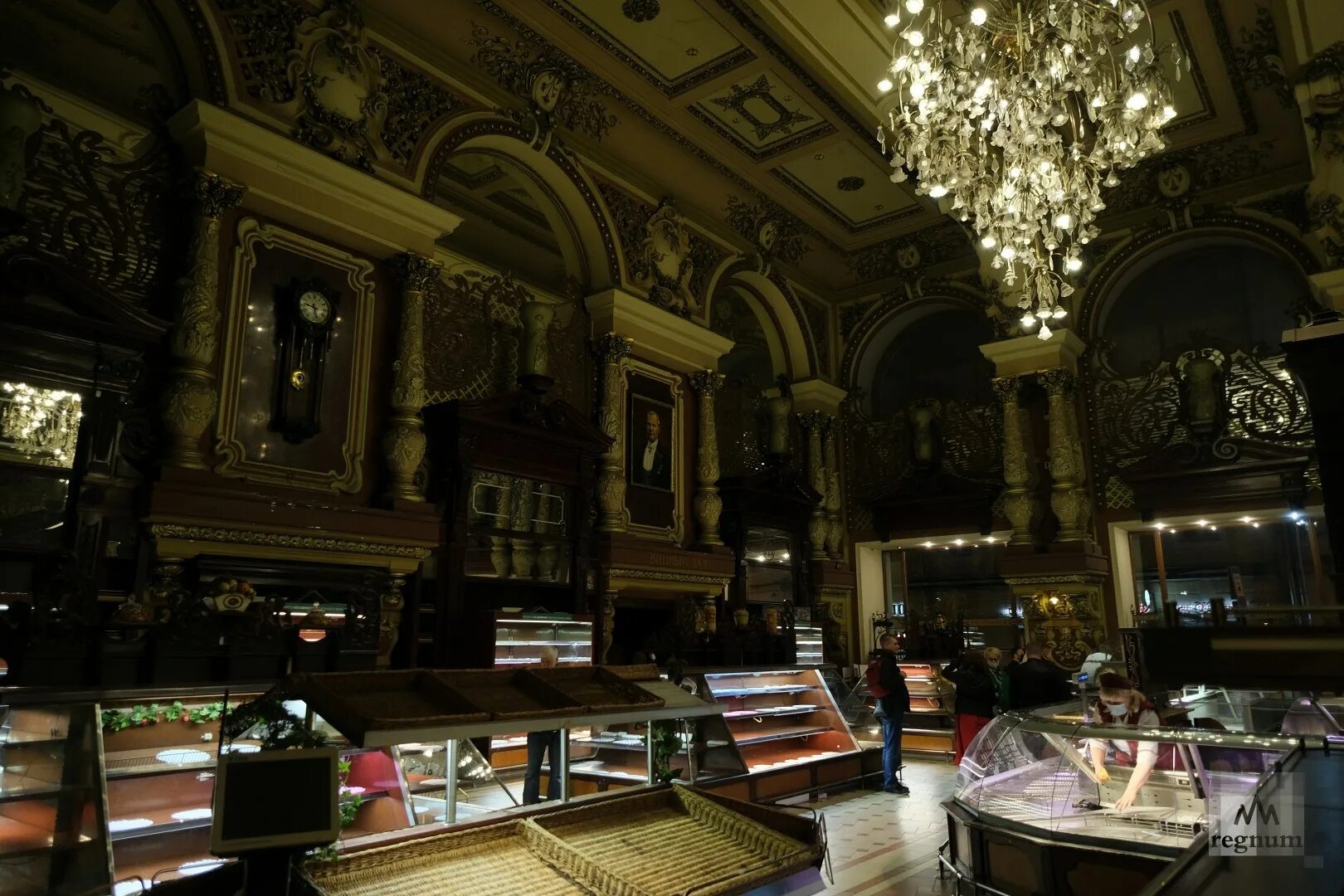 Елисеевский гастроном в москве сейчас. Московский елисеевский гастроном. Елисеевский гастроном сейчас работает. Елисеевский гастроном сейчас работает. Елисеевский гастроном в москве.