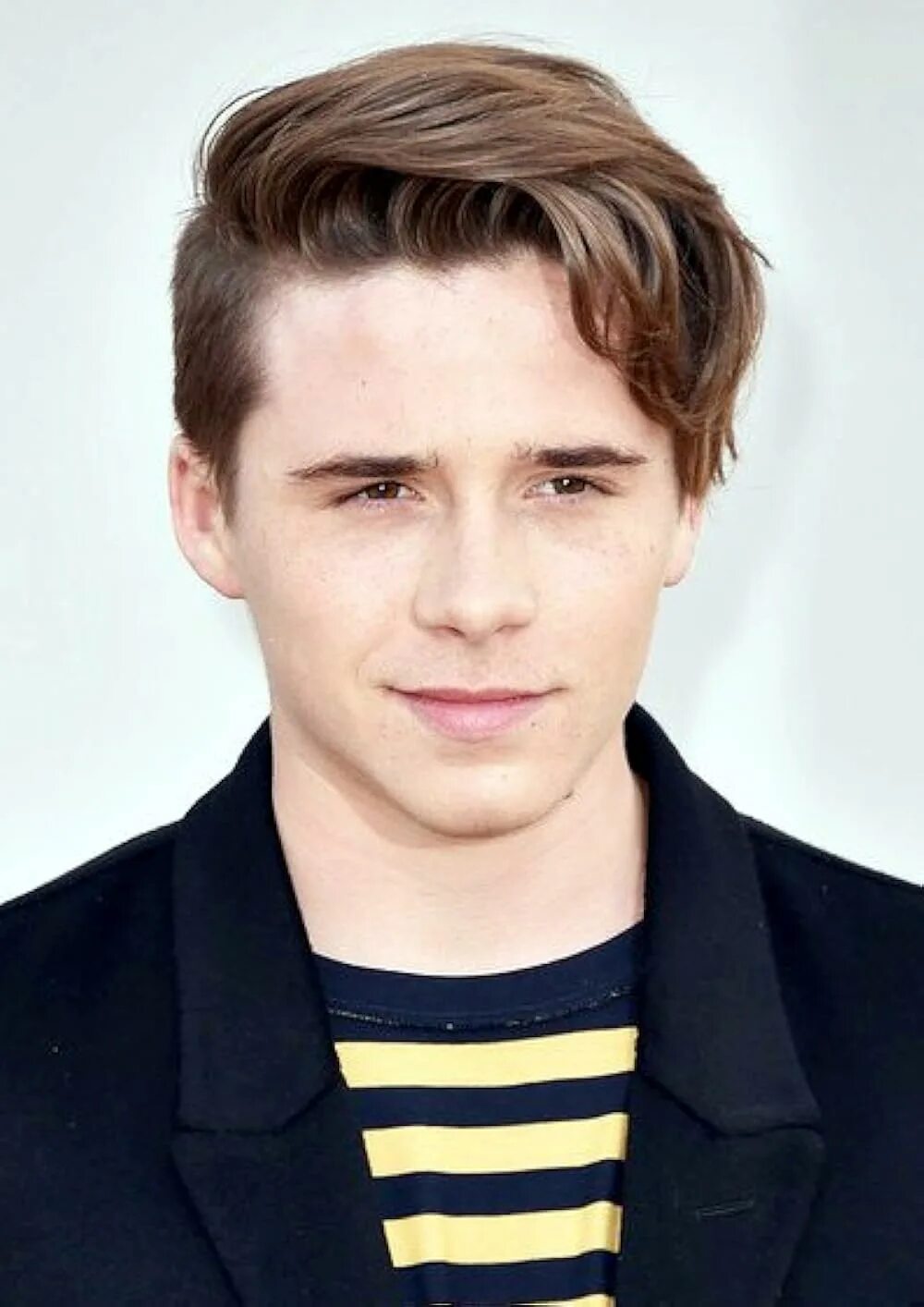 Brooklyn beckham. Бруклин Бекхэм. Бруклина Бекхэма. Бруклин фото с парнем. Бруклин Бекхэм фотография Берберри фото.