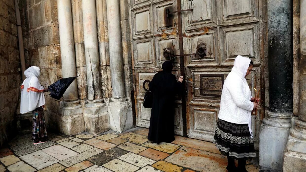 Храм гроба господня в иерусалиме. Храма гроба господня в иерусалиме католический предел. Конфессии в храме гроба господня в иерусалиме. Настоятель храма гроба господня в иерусалиме. Конфессии в храме гроба господня в иерусалиме.