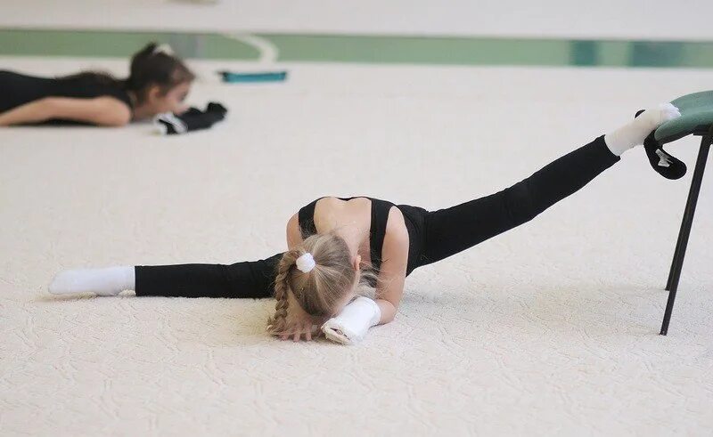 Шпагат гимнастический. Ирина чащина тренер. Шпагат со стула. Маргарита мамун художественная гимнастика. София лючия шпагат.