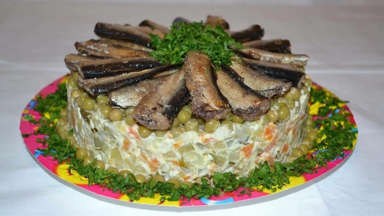 салат из шпрот. салат со шпротами слоеный. салат со шпротами слоеный. шпротный салат слоеный. салат шпротинка слоеный.