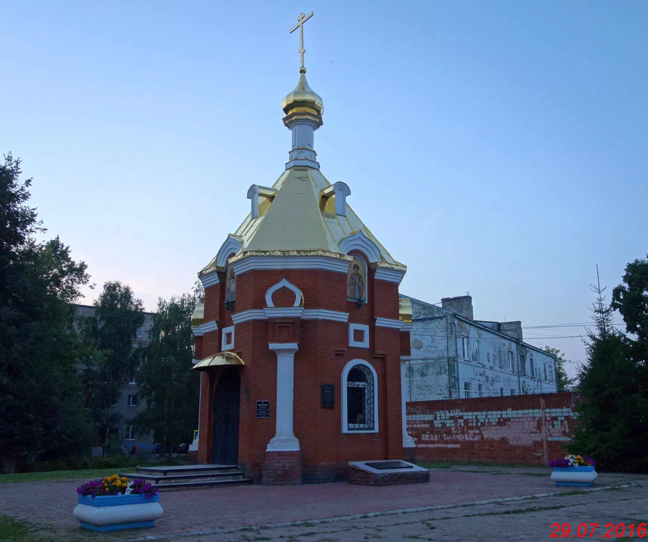 Храм часовня. Часовня Георгия Победоносца Павлово Нижегородской. Часовня Георгия Победоносца Чертаново центральное. Часовня кирпичная. Часовня Александра Невского город любим.