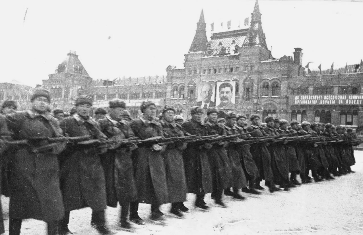 Марши во время войны. Парад 7 ноября 1941. Военный парад 7 ноября 1941 года в Москве на красной площади. Парад на красной площади 1941 битва за Москву. Парад на красной площади 7 ноября 1941 г..