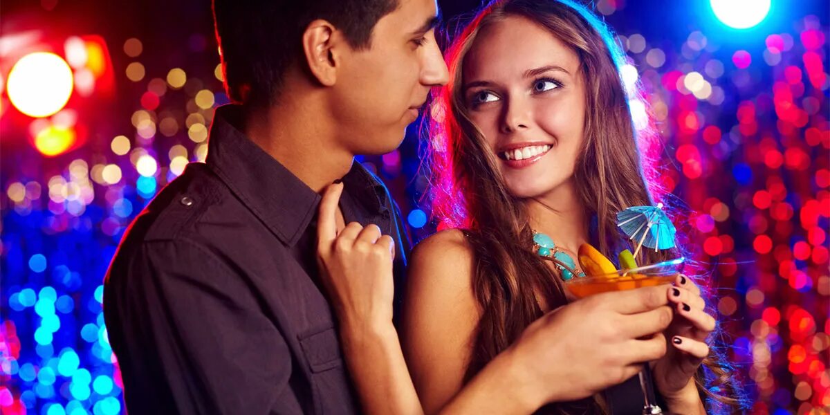 Парень танцует в клубе. Крутая вечеринка. Телевизор bravis led-42d2050 smart+t2 42" (2016). Парень в клубе. Bravis led-32e3000 smart+t2.