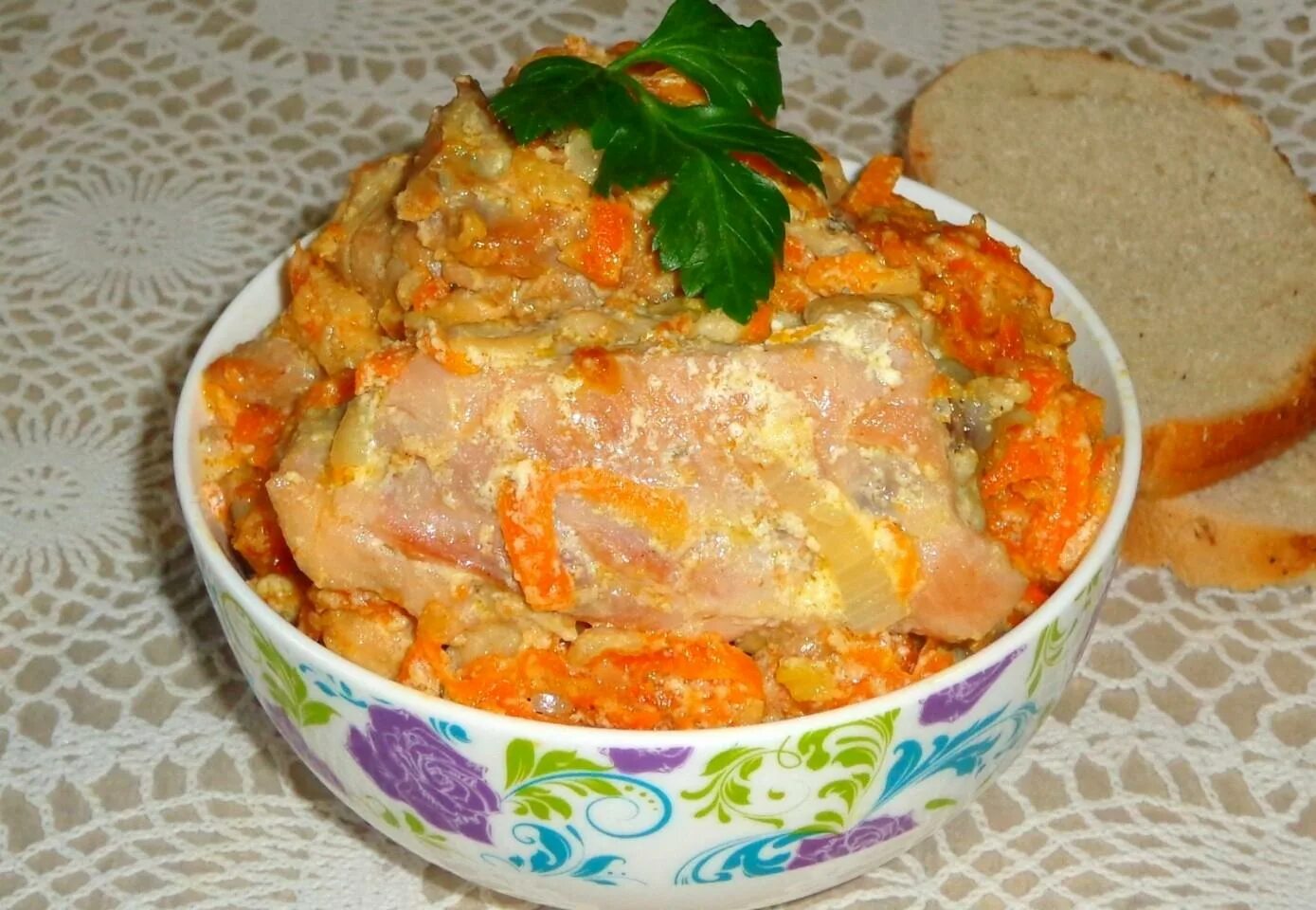 Курица в луке в кастрюле. Курица тушеная с луком и морковью. Курица тушеная с морковкой. Курица в сметане с морковью. Филе куриное тушеное с морковью.