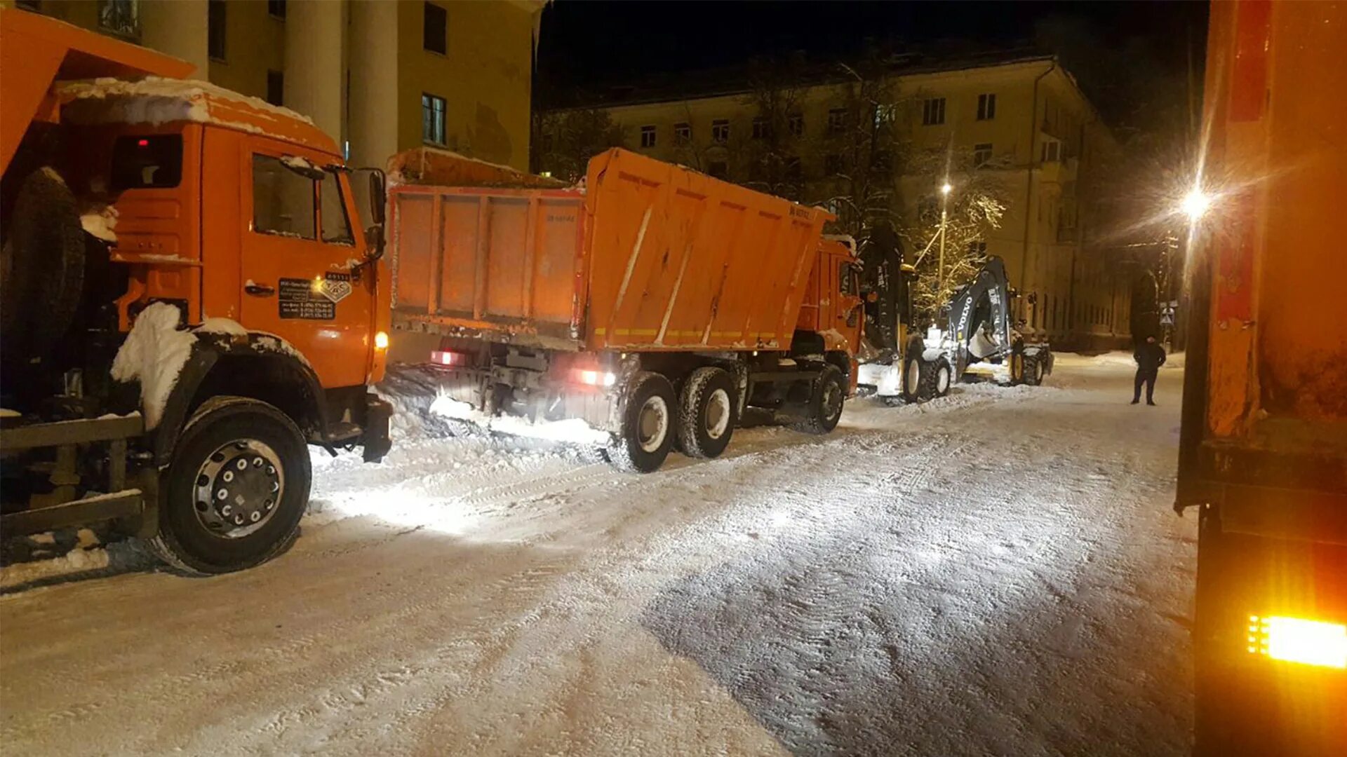 Вывоз снега КАМАЗ. Самосвал со снегом. Самосвал КАМАЗ снег. Вывоз снега самосвалами.