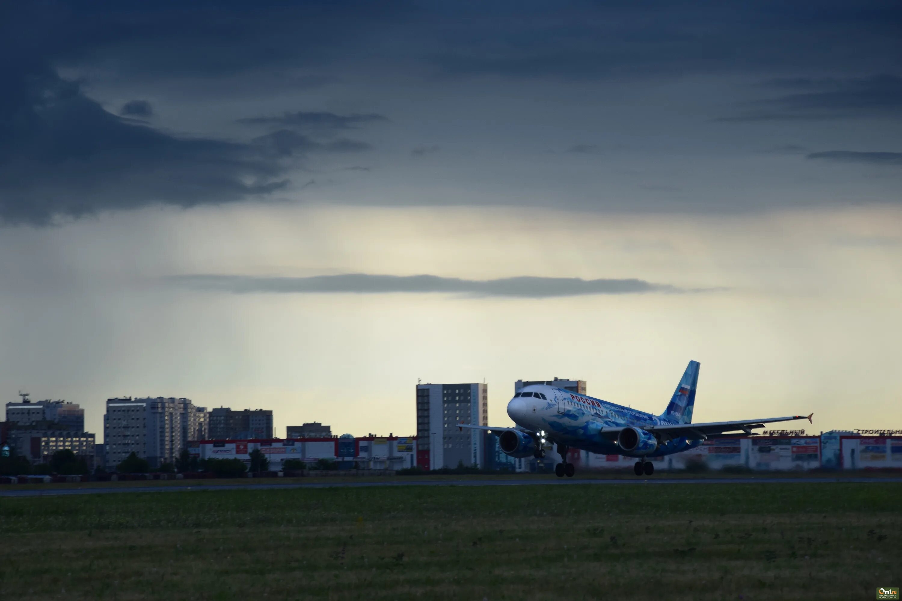 Аэропорт омск телефон. Аэропорт Омск. Аэропорт Омск самолеты. АВИАПОРТ Омск. Фото Омск аэропорт сейчас.