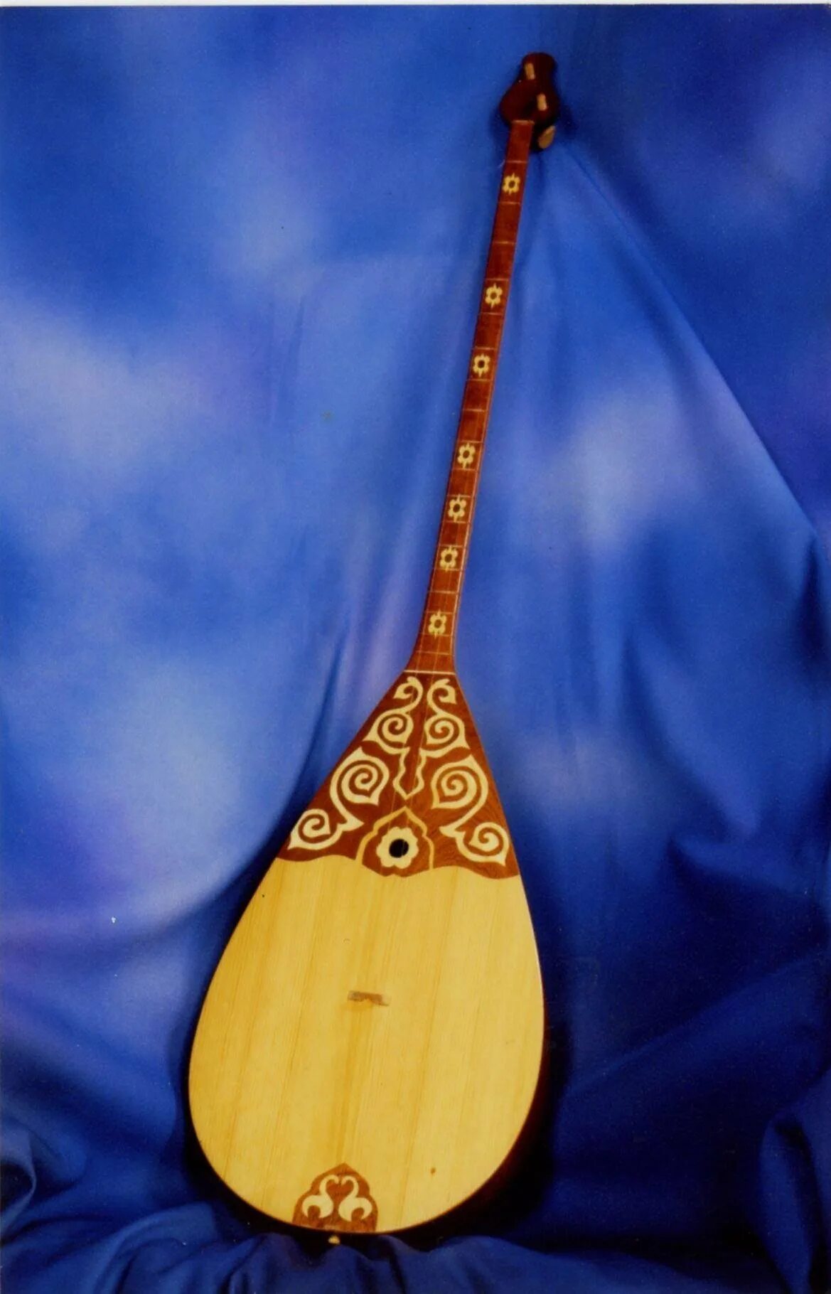 Домбра казахская. Казах с домброй. Казахский народный инструмент домбра. Двухструнная домбра.
