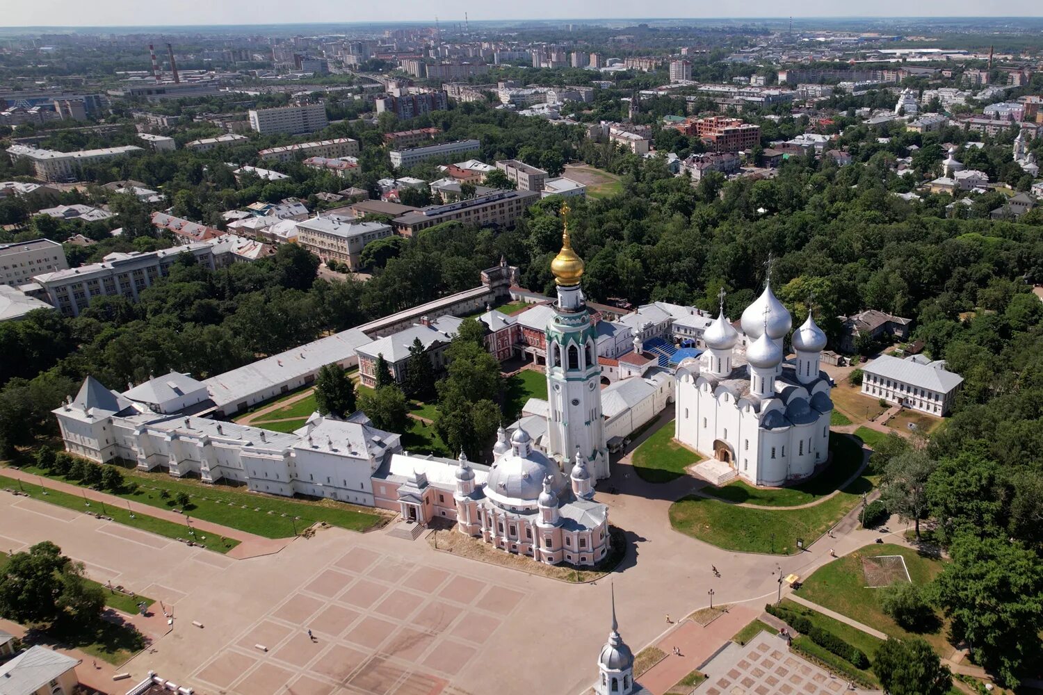 Пятницкая башня Вологодского Кремля. Кремлевская площадь Вологда. Вологодский Кремль вид сверху. Архиерейский сад Вологда.