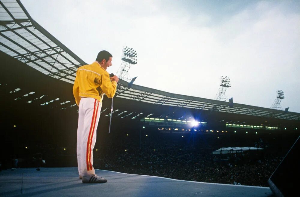 Стадион уэмбли 1986. Фредди Меркьюри Wembley. Фредди Меркьюри Wembley 1986. Фредди Меркьюри на стадионе Уэмбли. Фредди Меркьюри Live at Wembley Stadium 1986.