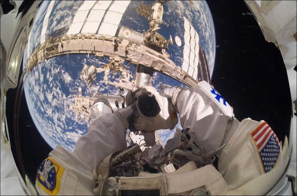 Путешествие в открытый космос. Космонавт на планете. Открытый космос. Шлем Космонавта. Отражение земли в шлеме Космонавта.