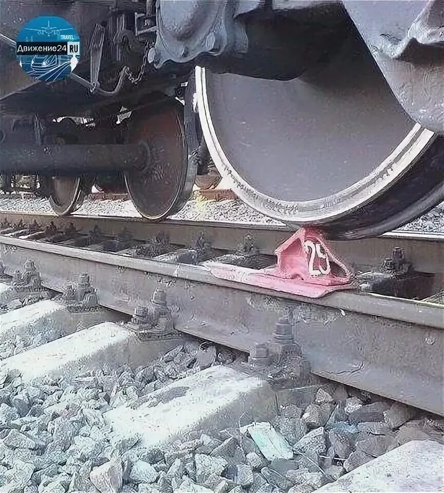 Тормозные башмаки на локомотиве. Закрепление вагонов тормозными башмаками. Фрикционный клин грузового вагона. 00 сб. Тормозной башмак ржд.