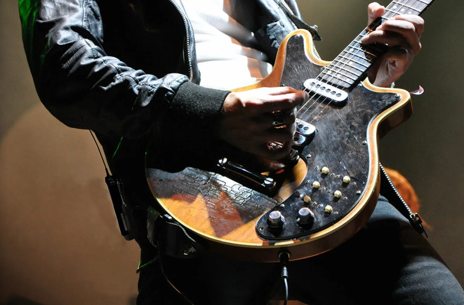 Гитарист классика. Музыкант с гитарой. Человек с электрогитарой. Музыкант гитара. Виктор зинчук полонез огинского.