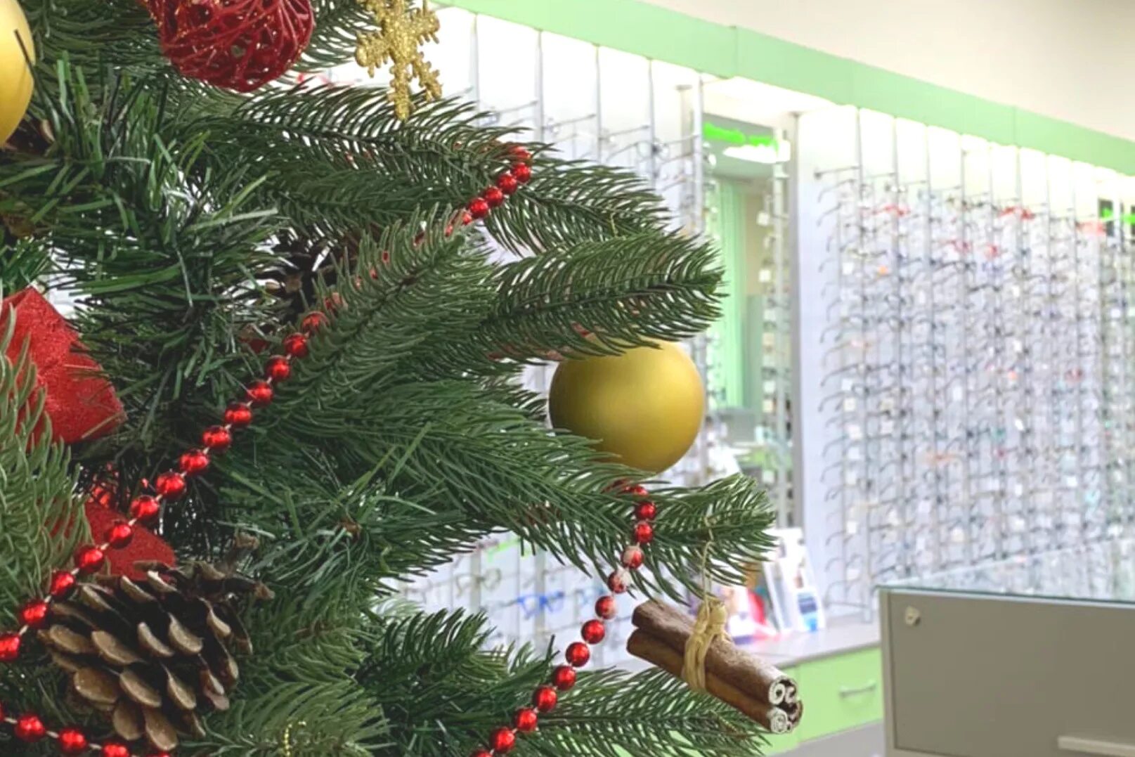 новогодняя акция в оптике. новогодние витрины торговых центров. новый год на оптиков. новогодние скидки оптика. новогодняя акция в оптике.