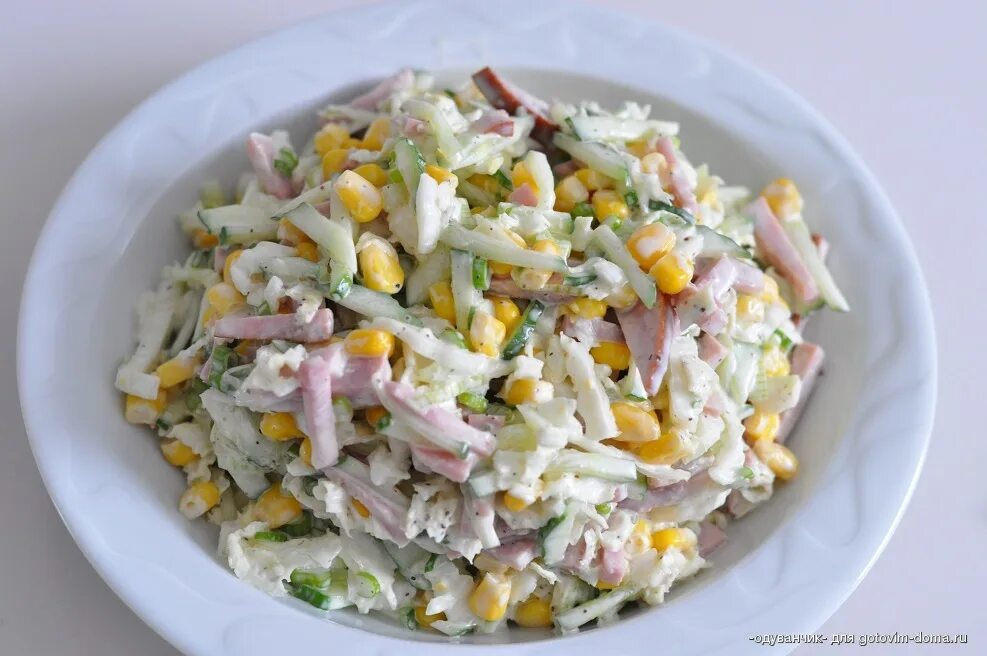 Салат с пекинской капустой и кукурузой сухариками. Салат с пекинской капустой и кукурузой. Салат с пекинской капустой и кукурузой. Салат из пекинской капусты с огурцом и колбасой. Салат пекинская капуста огурец горошек.