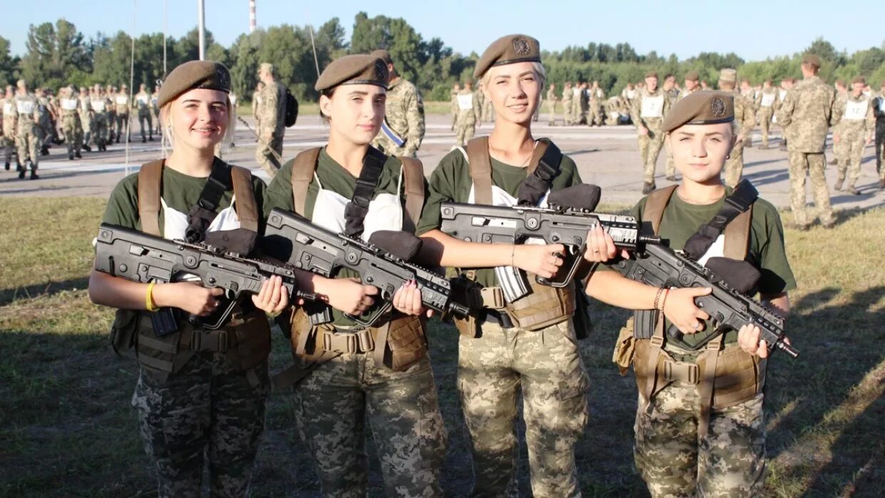 Украинские женщины военные. Девушки в украинской армии. Украинские женщины военнослужащие. Женщины военные ВСУ.