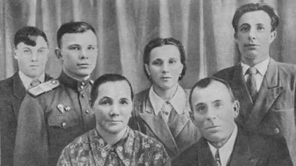 Сколько братьев и сестер у гагарина. Родители Юрия Гагарина. Братья и сестры Юрия Гагарина.