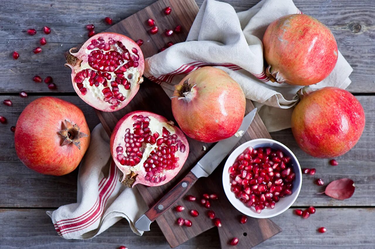 Гранат светлый. Гранат акдона. Гранат еда. Гранат на столе. Гранат гюлейша.